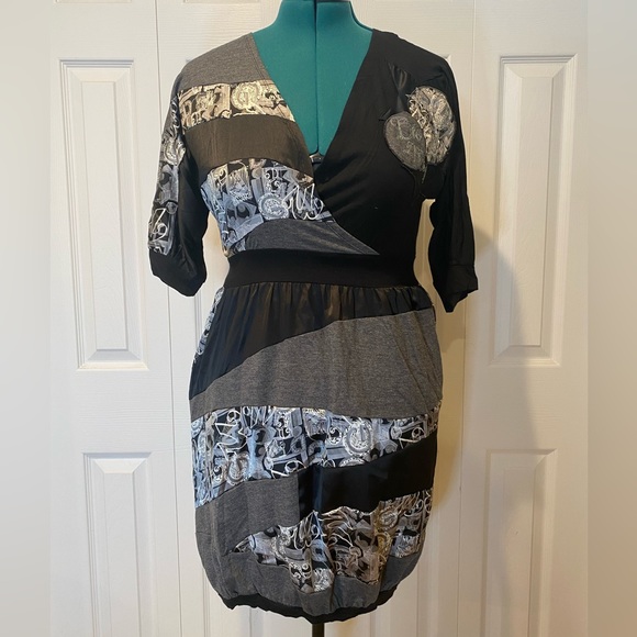 DESIGUAL Silver Satin Cotton Abstract Dress with Sleeves. SizeXL. - Picture 2 of 16